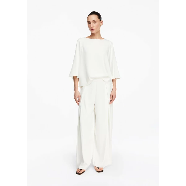 Flowing trousers with pleat details