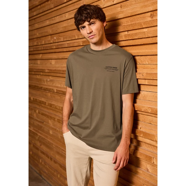 Póló - Basic T-Shirt w. chestprint 2507