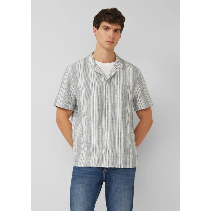 Resort fit: short-sleeved shirt with textured stripes and breast pocket