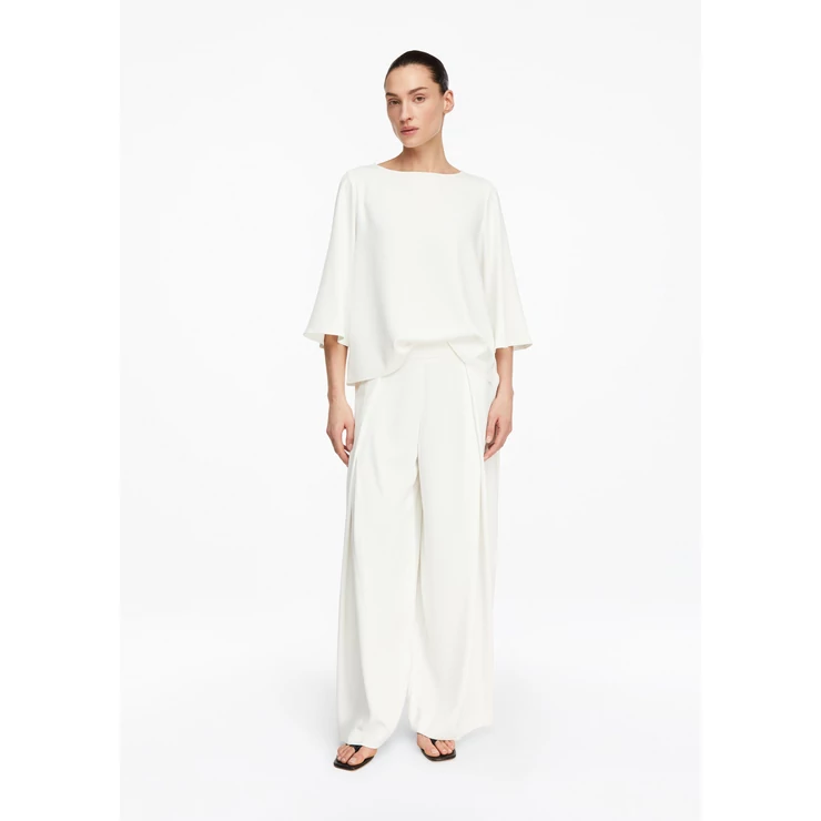 Flowing trousers with pleat details
