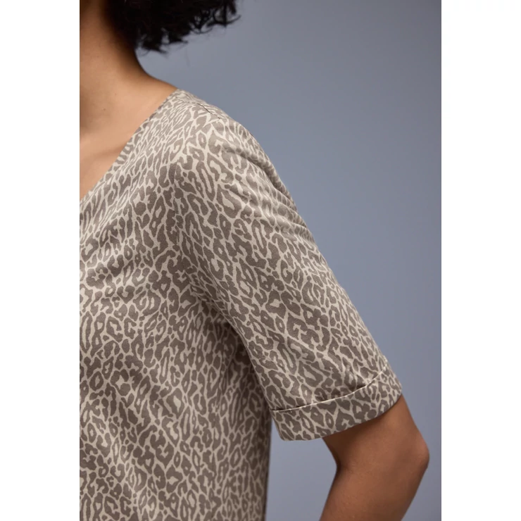 Ing - printed shirt w.rounded v-neck 2601