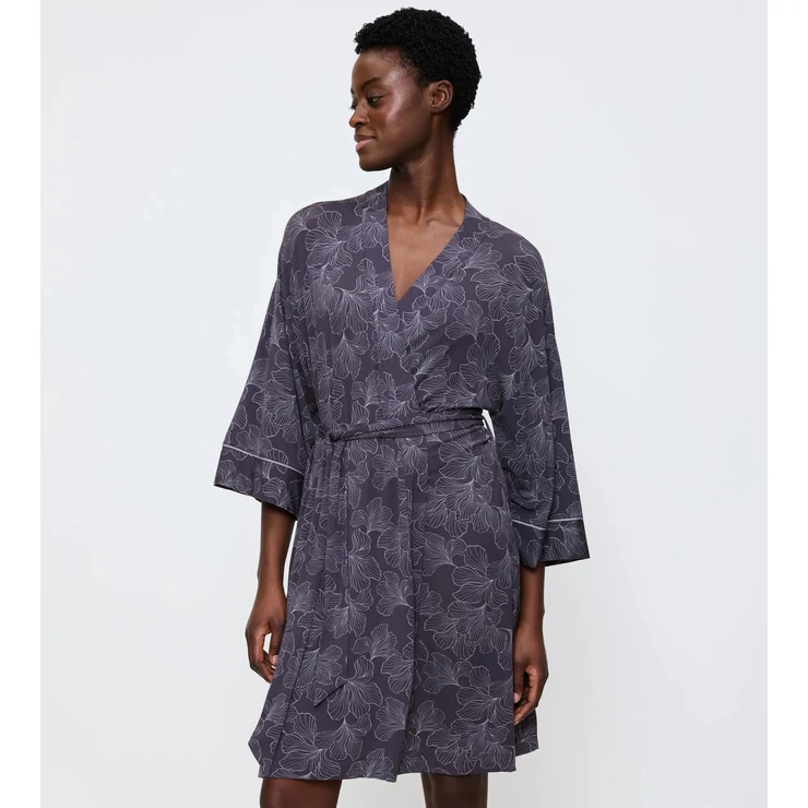 Aura Spotlight Robe 01